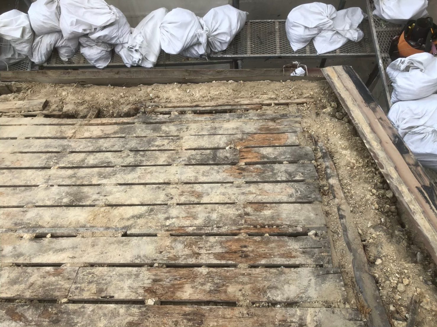 葺き土の下からバラ板